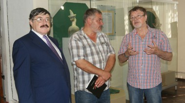 Борис Бурда, Станислав Хоробрых, Валерий Малолетков на презентации выставки.