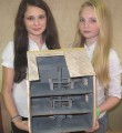 Лиза Бахарева и Ксения Шревер работают над макетом рассолоподъемной башни.