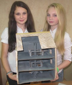 Лиза Бахарева и Ксения Шревер работают над макетом рассолоподъемной башни.