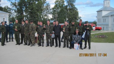 На награждении команды – участники фестиваля. Пожарные Усольского района (справа) заняли второе место в 2011 году.