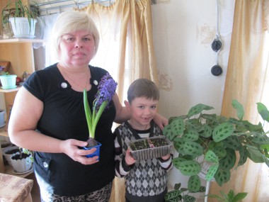 Надежда Клавдиевна и ее внук Данил знают толк в рассаде.