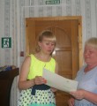 Наталья Шагина вручает удостоверение Любови Парфеновой.