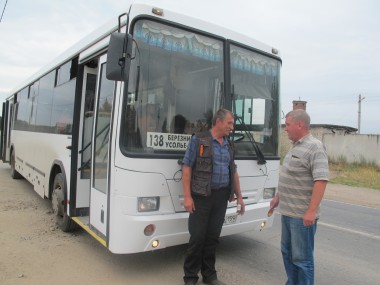 Один из качественных маршрутов «Усолье - Орел». Андрей Туров (справа) и водитель Александр Распутин обсуждают рабочие вопросы.