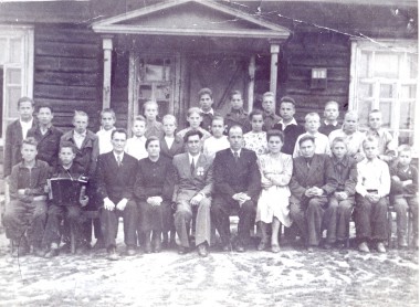 Ощепковская школа стоит на берегу Кондаса, недалеко от церкви. Фото из архива автора. «усольская газета»
