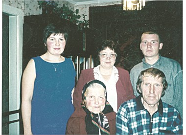 Супруги Репины в кругу семьи. фото предоставлено татьяной гиляшовой. «усольская газета»