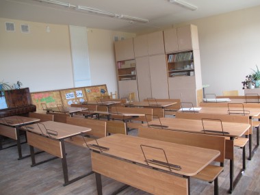Вот за такие новые и удобные столы сядут 1 сентября ученики первой ступени школьного образования Усольского района.