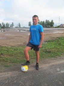 Юный футболист Андрей Черноусов с нетерпением ждет открытия нового стадиона.