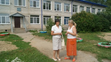 Заведующая детским садом Лариса Целищева (справа) показывает начальнику РУО Тамаре Кирилловой обновленный детский сад.