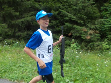 Юный биатлонист Илья Кукшинов занял первое место.